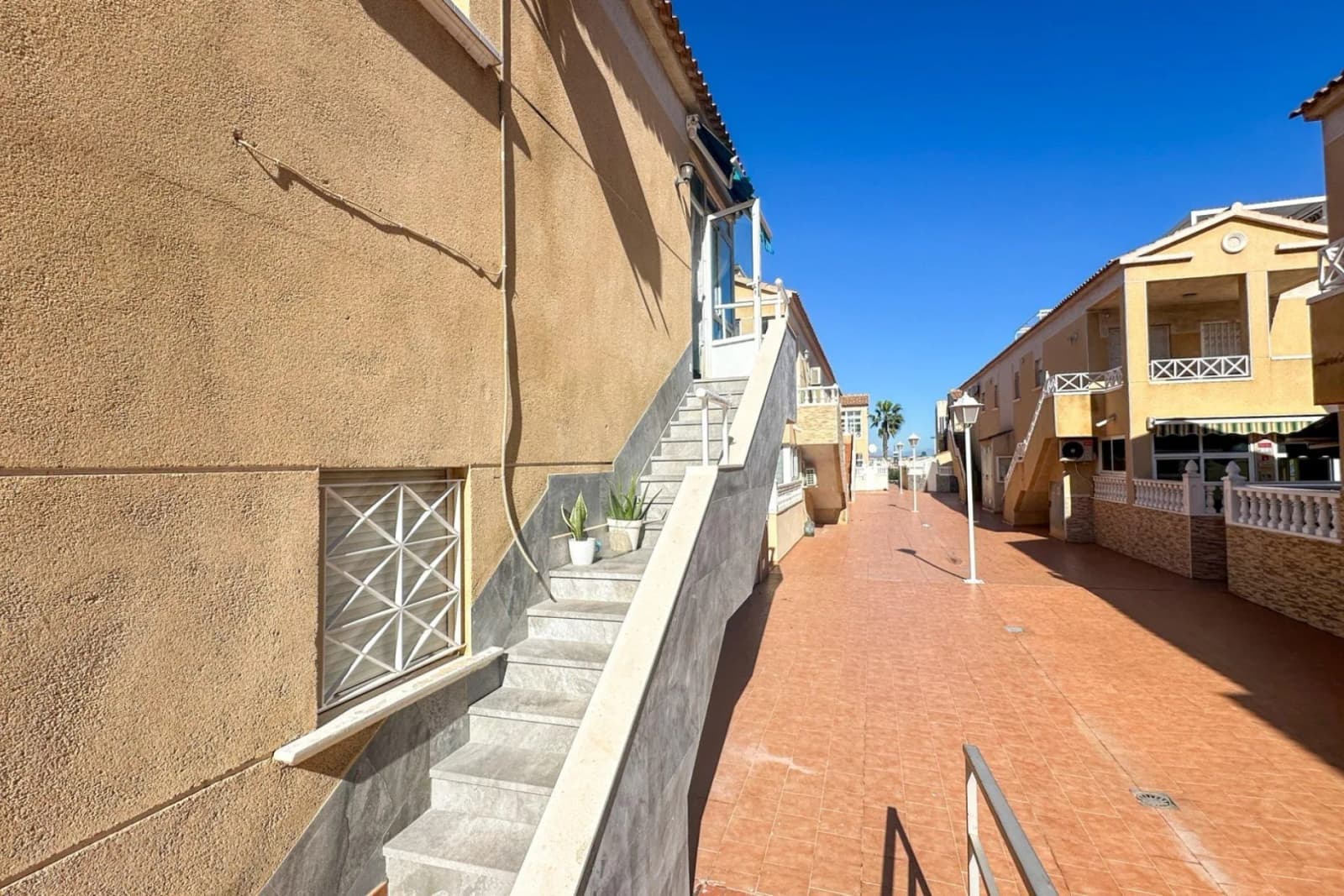 Bungalow de 2 dormitorios en venta en Torrevieja, Alicante - Image 2
