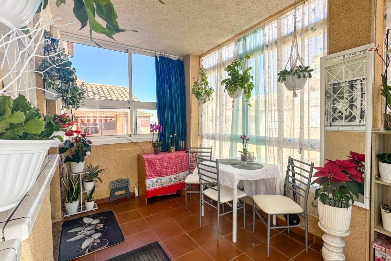 Bungalow de 2 dormitorios en venta en Torrevieja, Alicante - Image 3