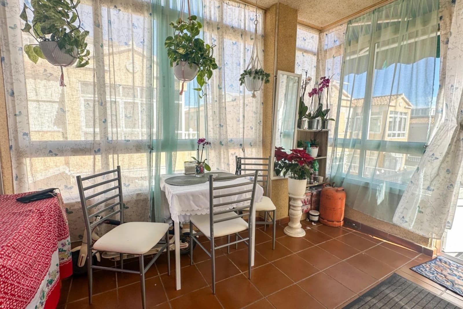 Bungalow de 2 dormitorios en venta en Torrevieja, Alicante - Image 4