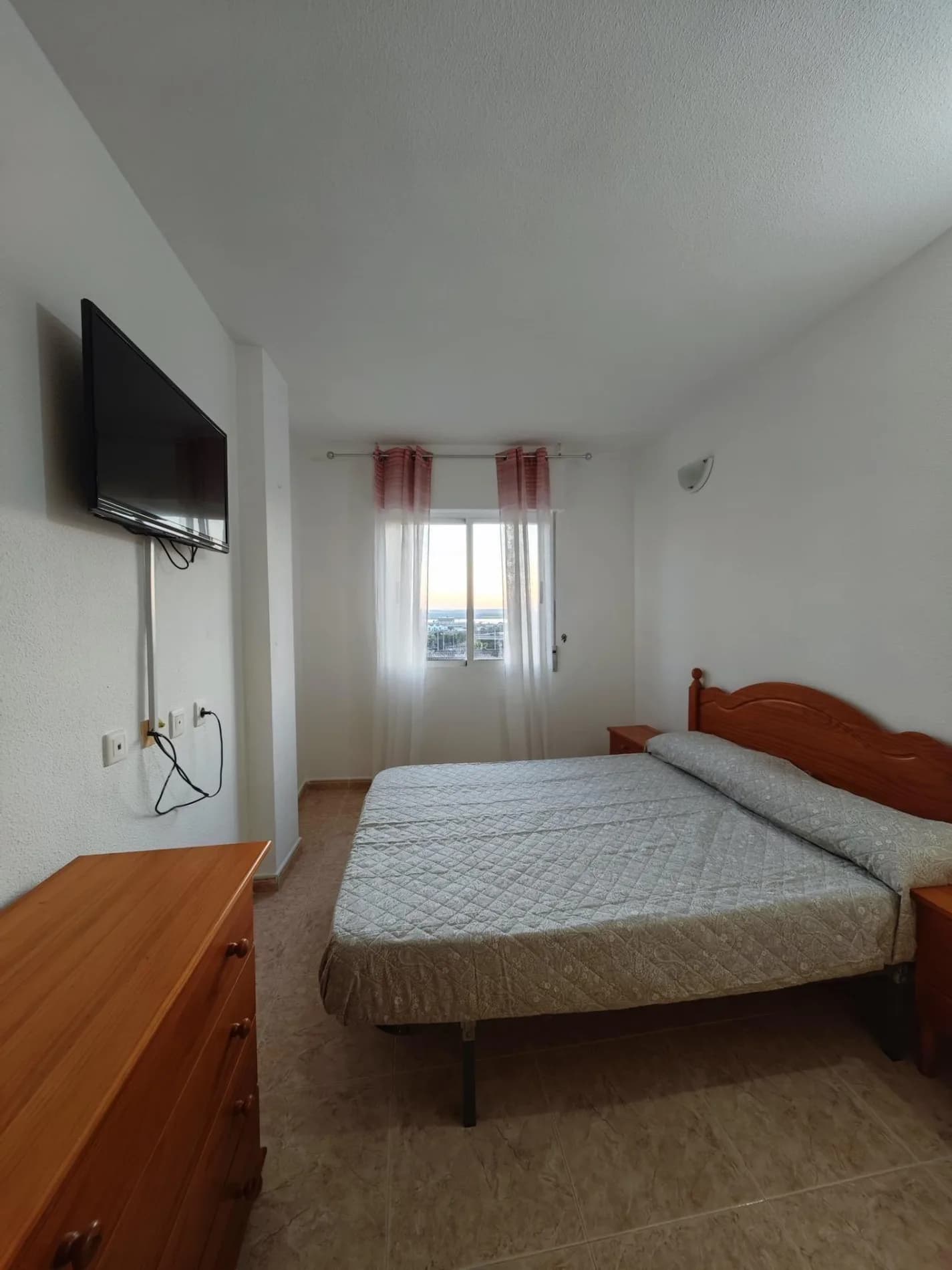 Apartment de 2 dormitorios en venta en Torrevieja, Alicante - Image 2