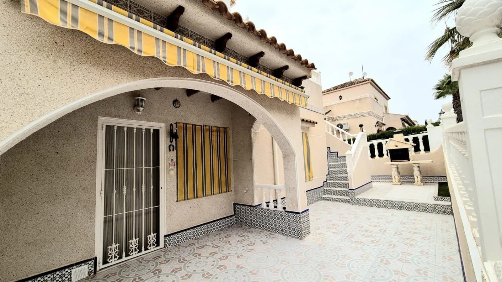 Villa de 3 dormitorios en venta en Torrevieja, Alicante - Image 2