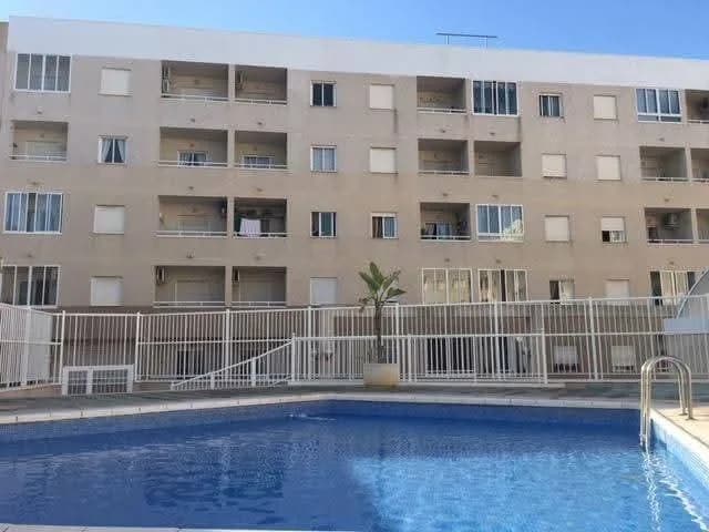 Villa de 2 dormitorios en venta en Torrevieja, Alicante