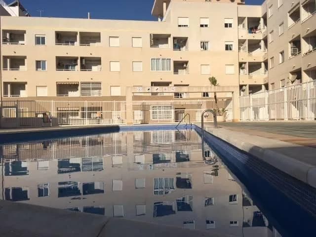 Villa de 2 dormitorios en venta en Torrevieja, Alicante - Image 2