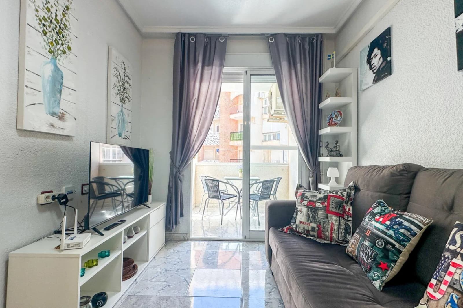 Apartment de 2 dormitorios en venta en Torrevieja, Alicante - Image 2