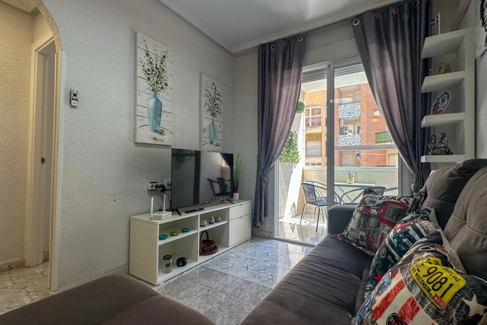 Apartment de 2 dormitorios en venta en Torrevieja, Alicante - Image 3
