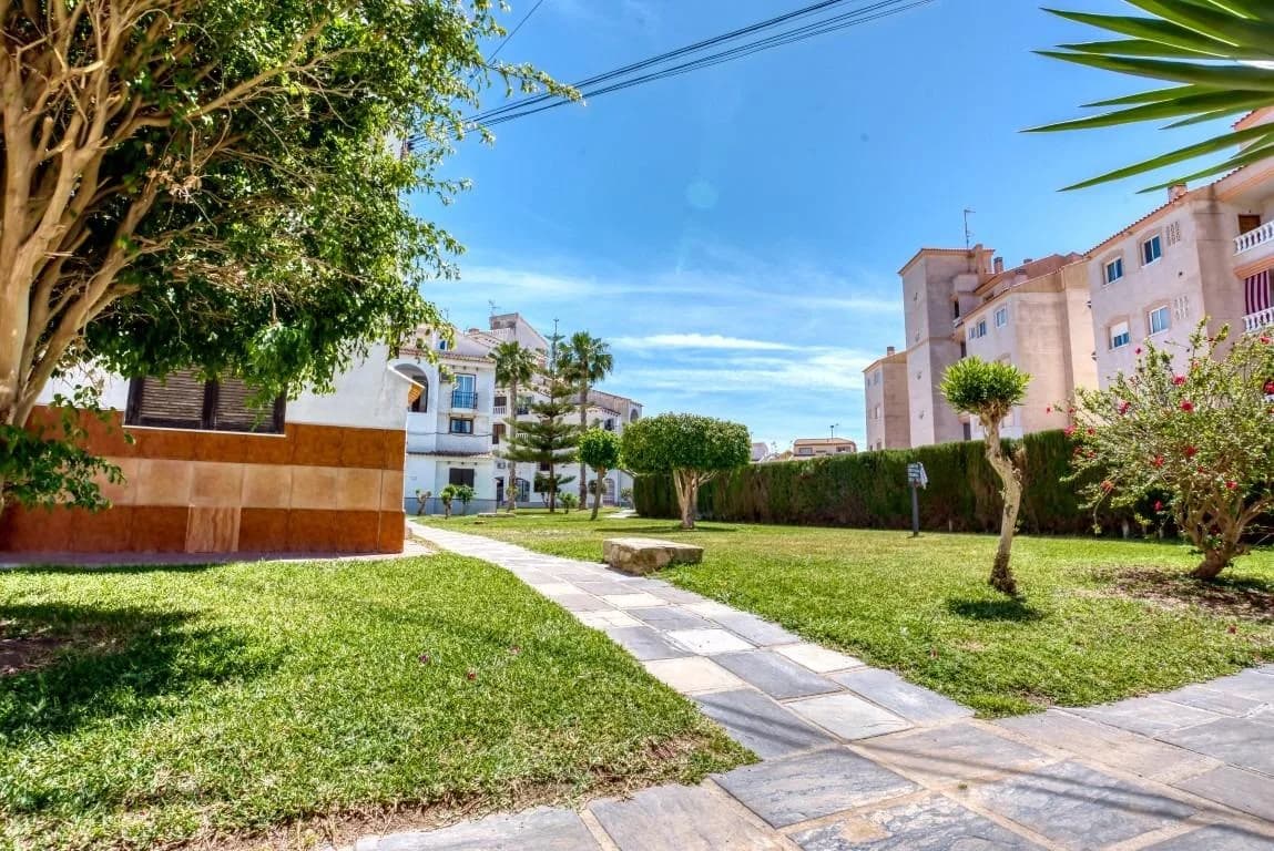 Duplex de 1 dormitorios en venta en Torrevieja, Alicante - Image 2