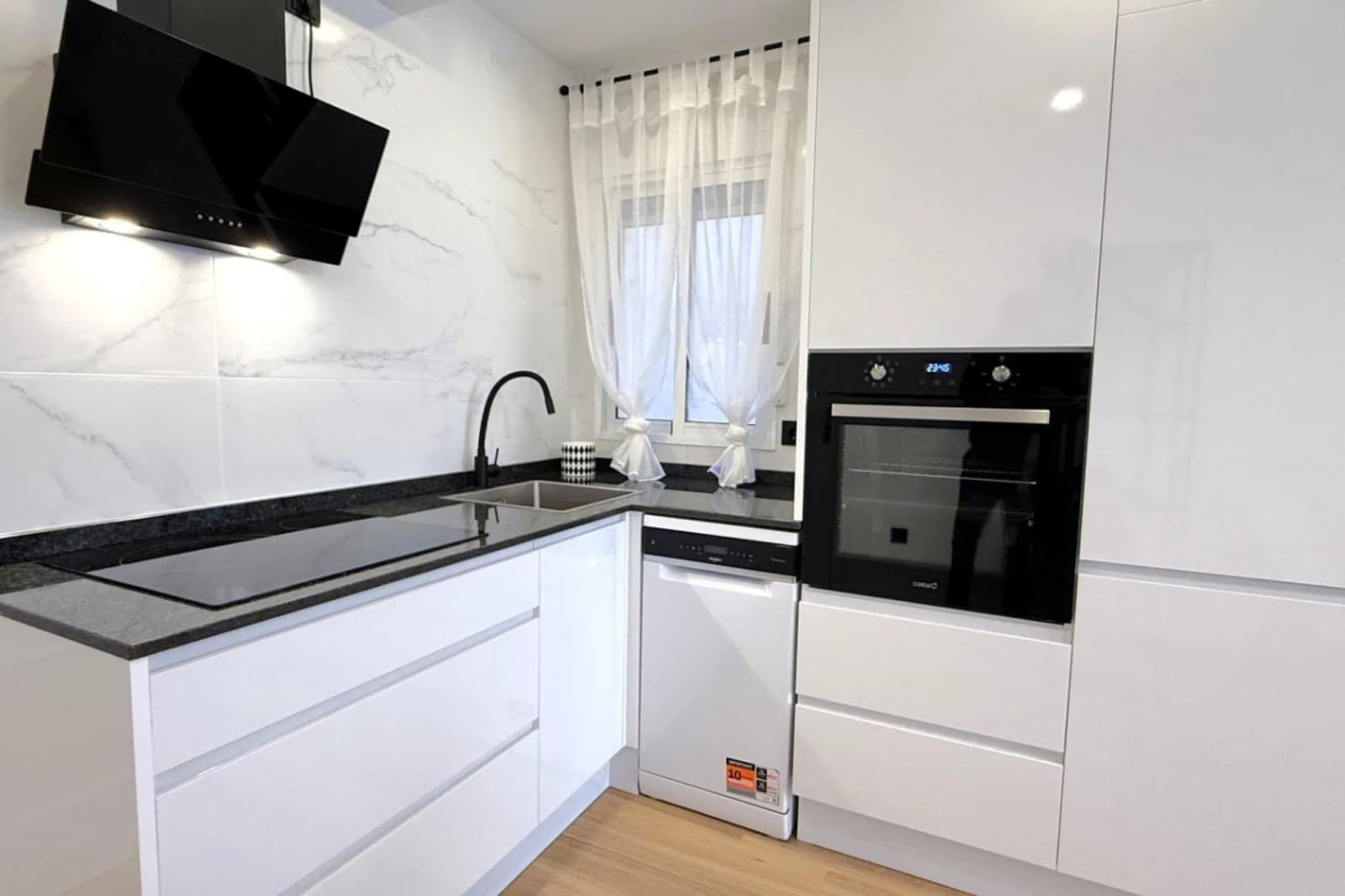 Apartment de 2 dormitorios en venta en Torrevieja, Alicante - Image 2