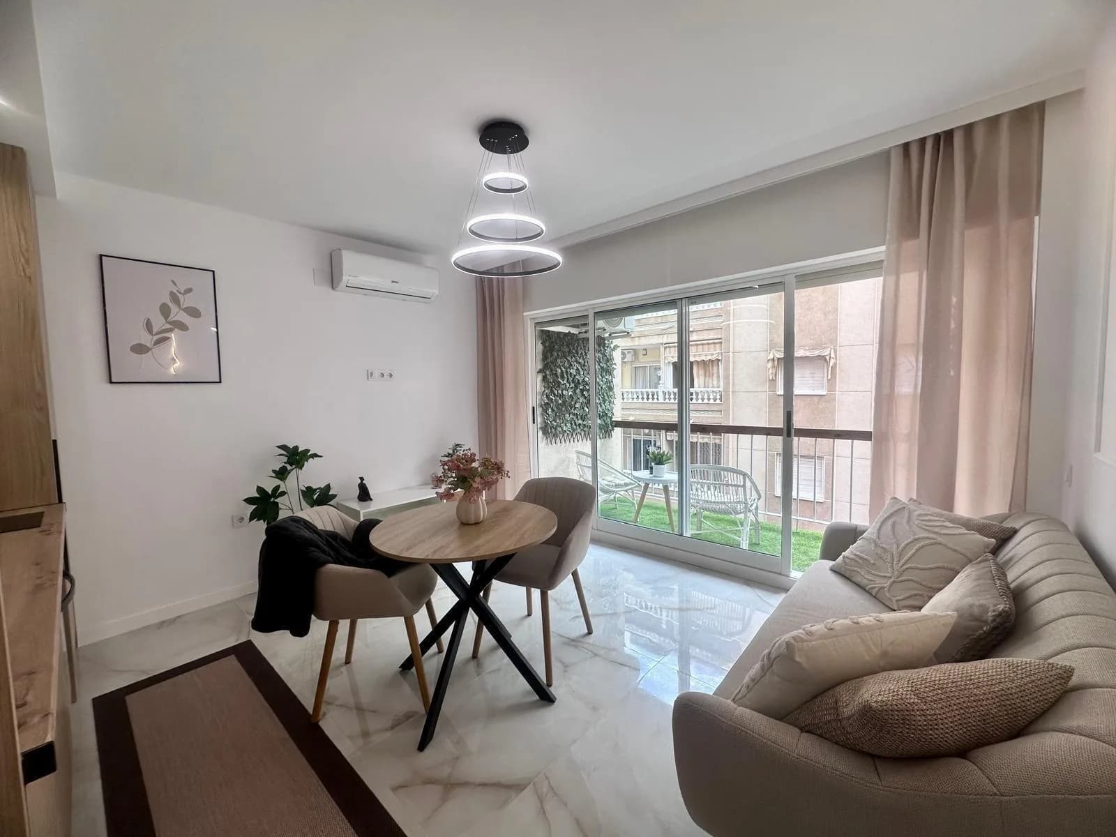 Apartment de 1 dormitorios en venta en Torrevieja, Alicante - Image 2