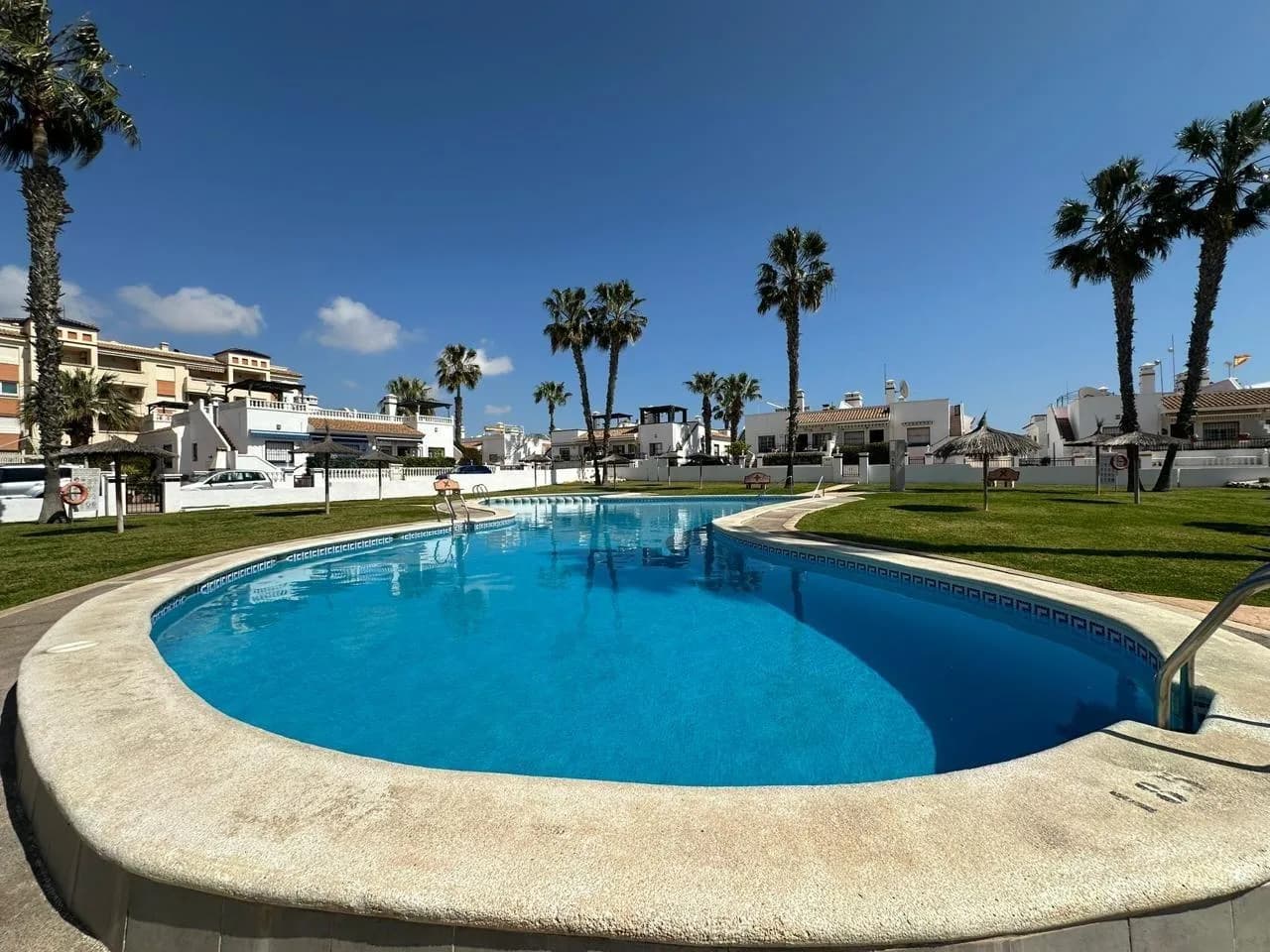Apartment de 2 dormitorios en venta en Orihuela Costa, Alicante