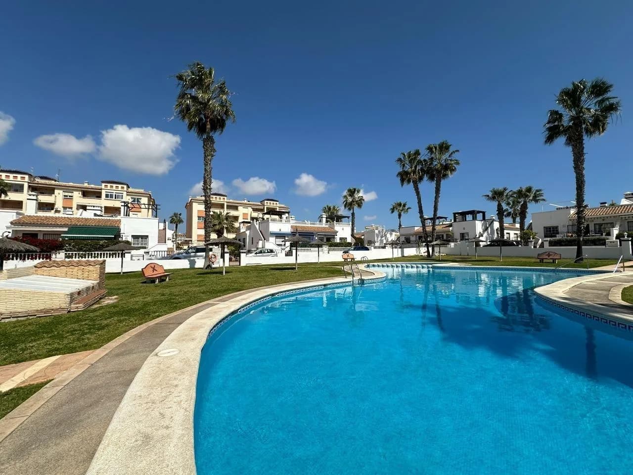 Apartment de 2 dormitorios en venta en Orihuela Costa, Alicante - Image 2