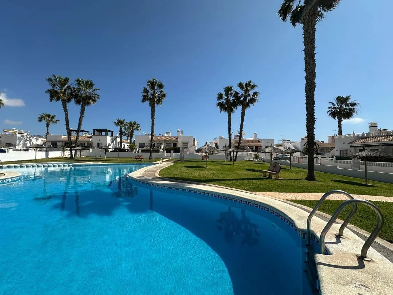 Apartment de 2 dormitorios en venta en Orihuela Costa, Alicante - Image 3