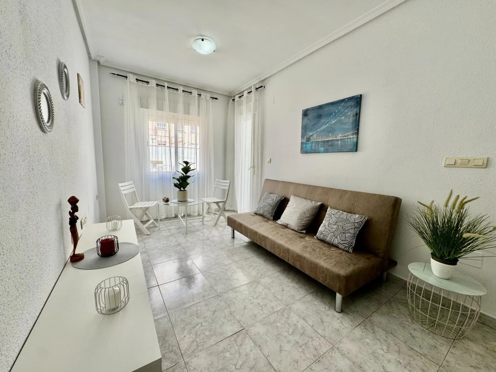 Apartment de 2 dormitorios en venta en Torrevieja, Alicante - Image 2