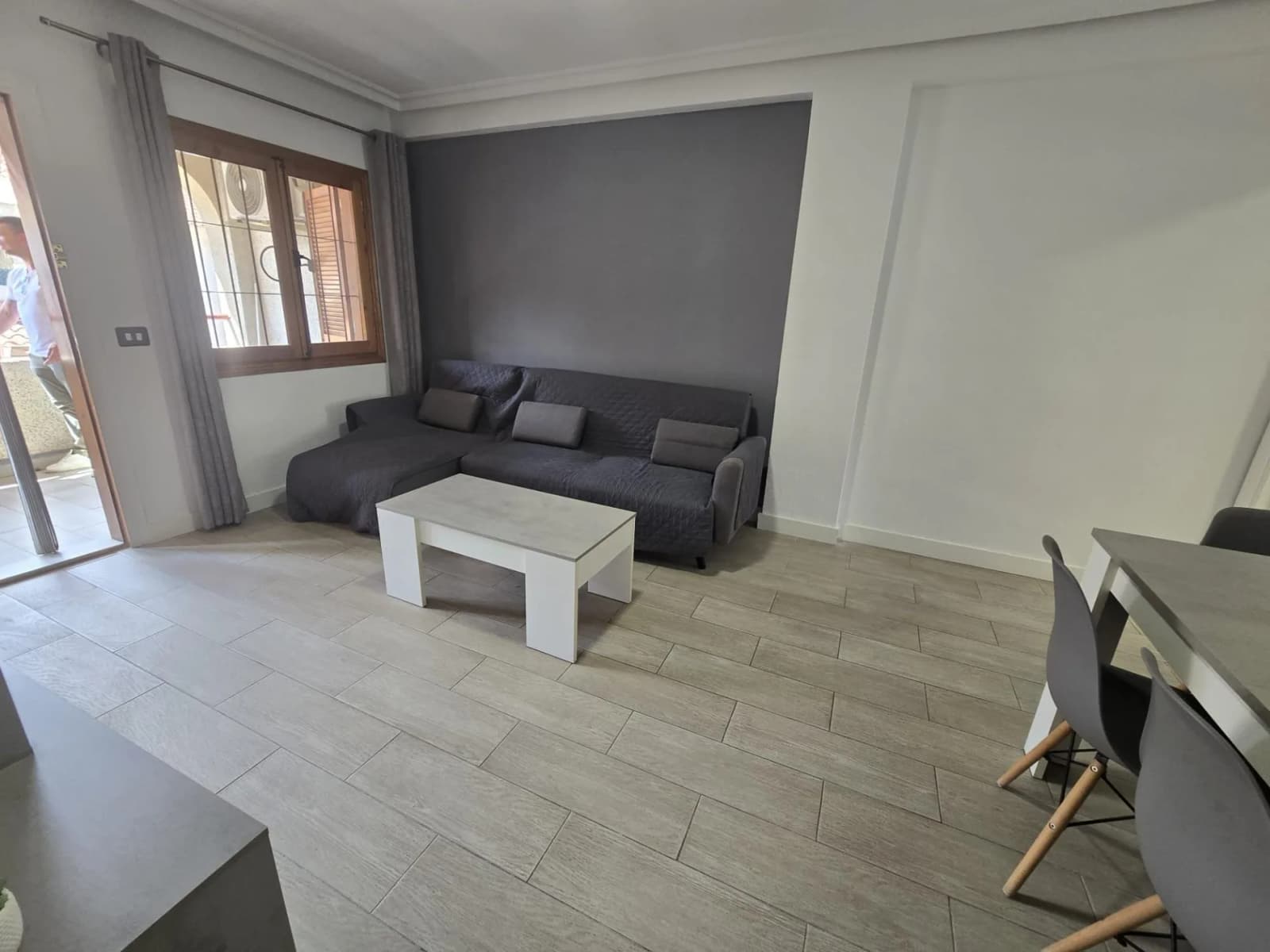 Apartment de 1 dormitorios en venta en Torrevieja, Alicante - Image 2