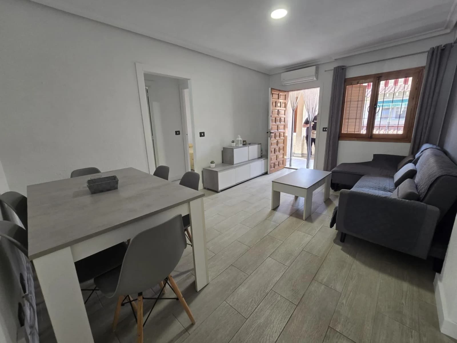 Apartment de 1 dormitorios en venta en Torrevieja, Alicante - Image 3
