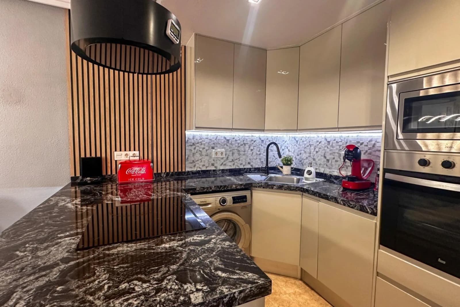 Apartment de 3 dormitorios en venta en Torrevieja, Alicante - Image 2