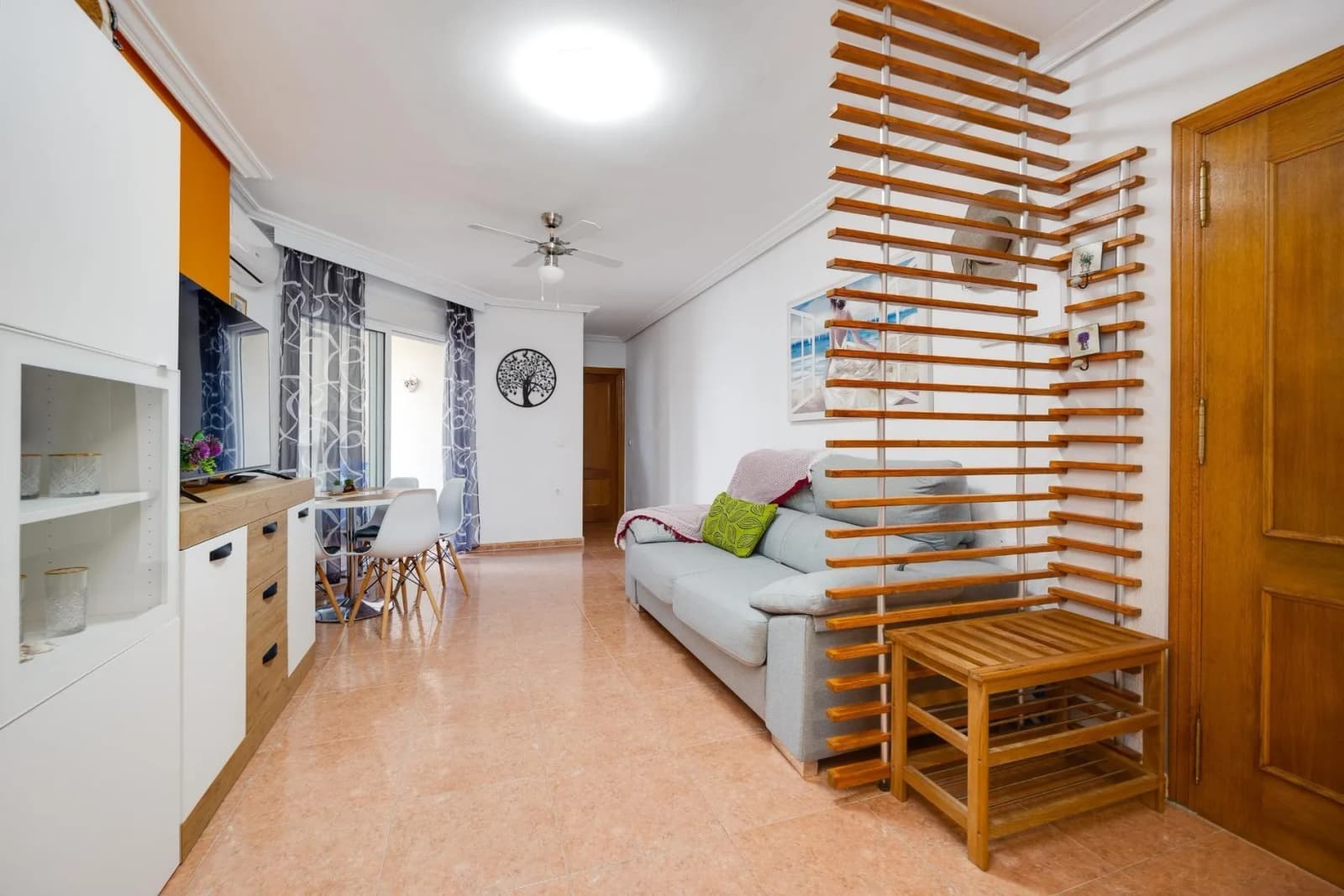 Apartment de 1 dormitorios en venta en Torrevieja, Alicante - Image 2