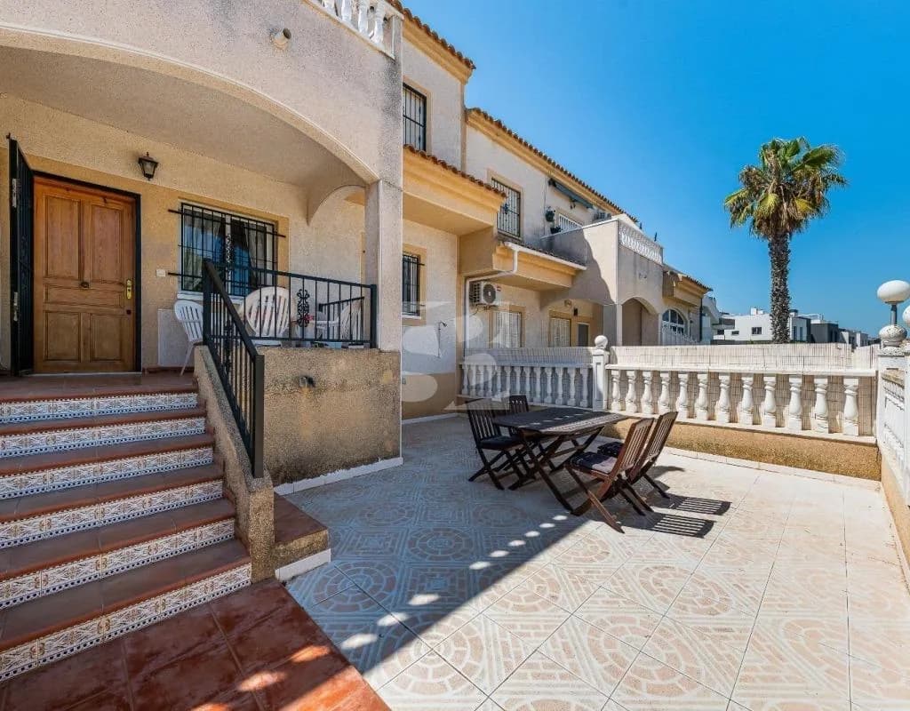 Bungalow de 2 dormitorios en venta en Torrevieja, Alicante