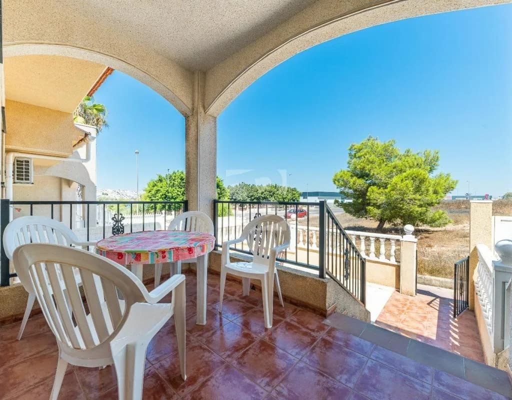 Bungalow de 2 dormitorios en venta en Torrevieja, Alicante - Image 2