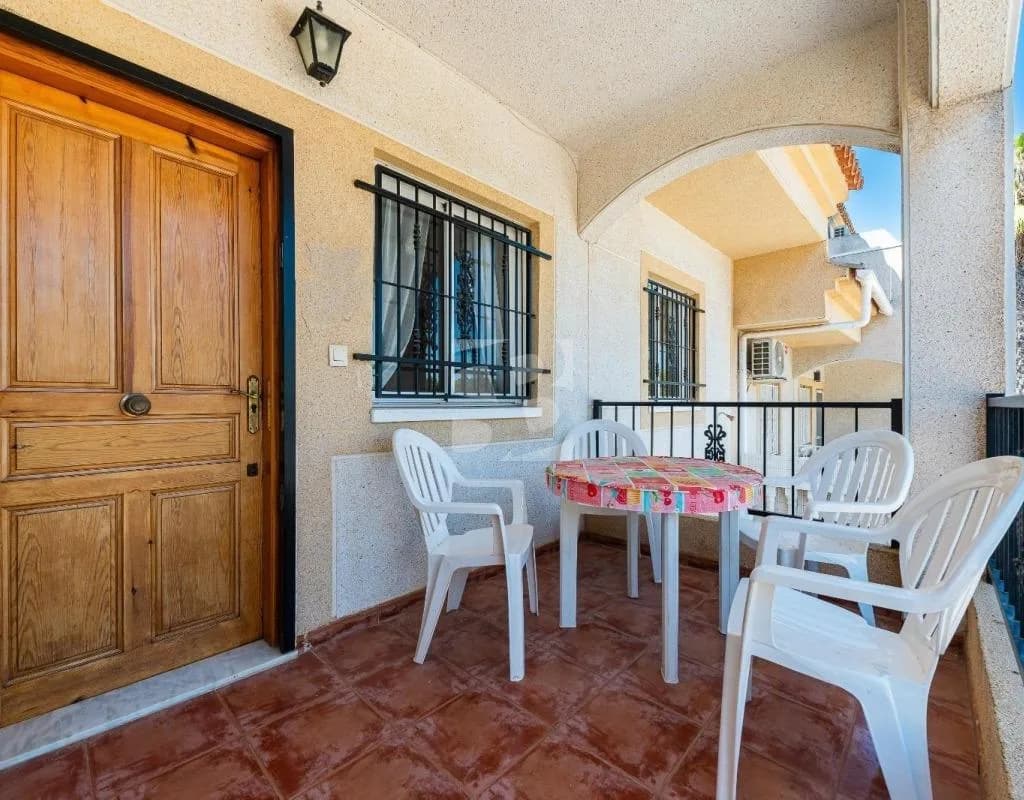 Bungalow de 2 dormitorios en venta en Torrevieja, Alicante - Image 4