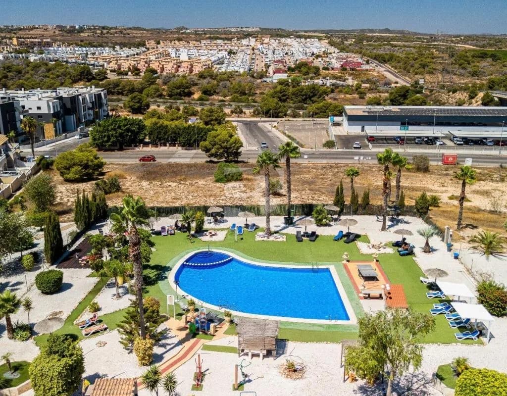 Bungalow de 2 dormitorios en venta en Torrevieja, Alicante - Image 6