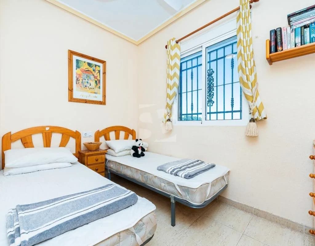Bungalow de 2 dormitorios en venta en Torrevieja, Alicante - Image 7