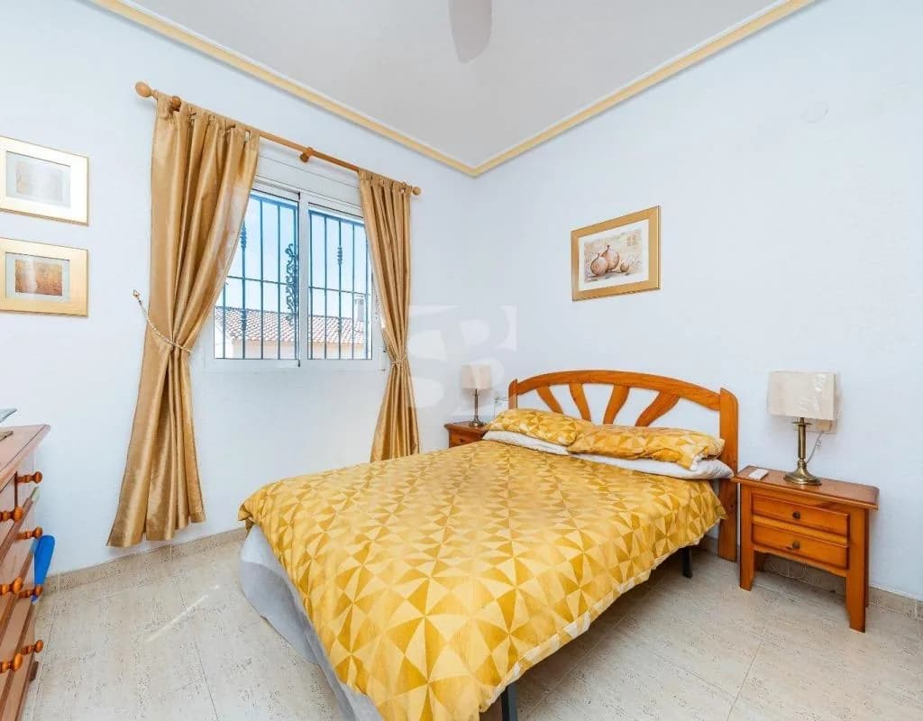 Bungalow de 2 dormitorios en venta en Torrevieja, Alicante - Image 8