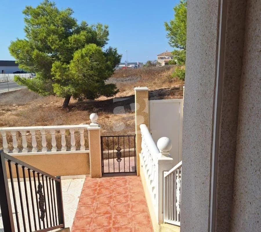 Bungalow de 2 dormitorios en venta en Torrevieja, Alicante - Image 9